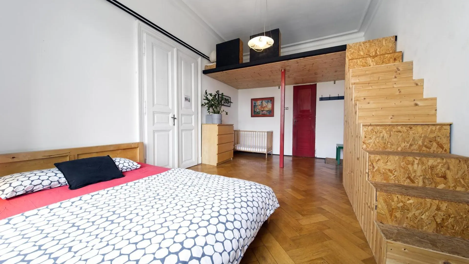 Mike'S Huge Apartment Πράγα