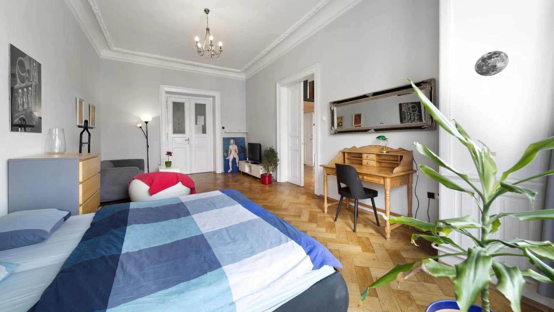 Mike'S Huge Apartment Πράγα